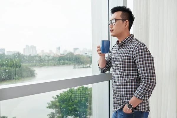 Mann mit großer Tasse Kaffee — Stockfoto