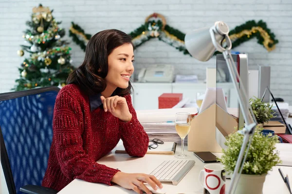 Üzleti hölgy dolgozik karácsony napján — Stock Fotó