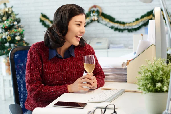 Karácsonyi üdvözlet a számítógép olvasó nő — Stock Fotó