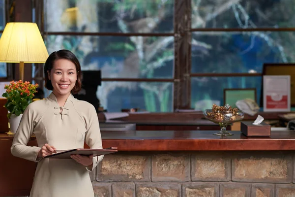 Vietnamees receptioniste op werkplek — Stockfoto