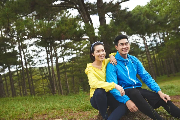 Par har paus efter utomhus träning — Stockfoto