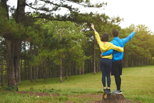 Para sportowy stojący w lesie — Zdjęcie stockowe