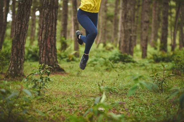 Esportista realizando saltos altos na floresta — Fotografia de Stock