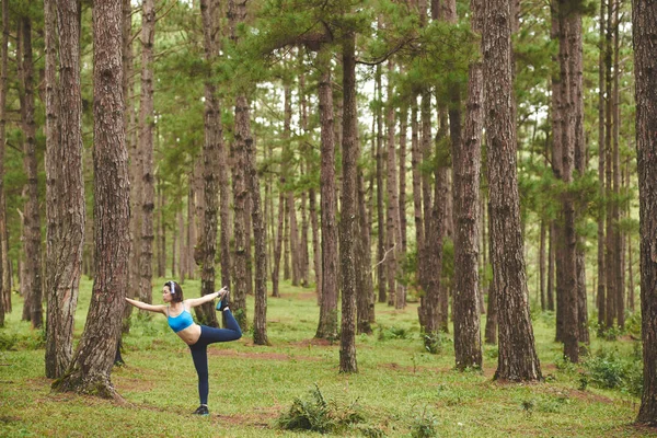 Donna che si estende nella foresta — Foto Stock