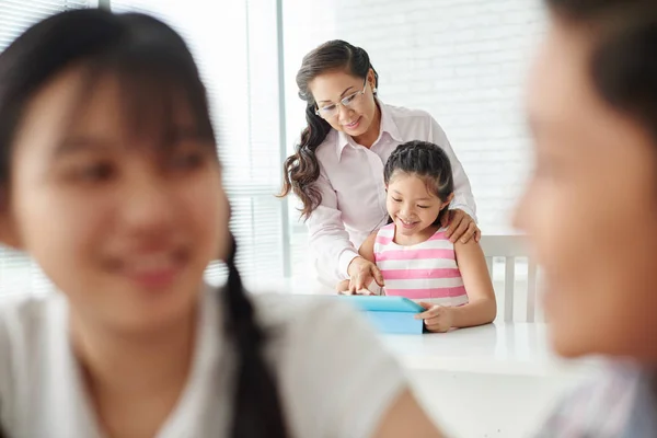 Insegnante aiutare ragazza a lavorare — Foto Stock