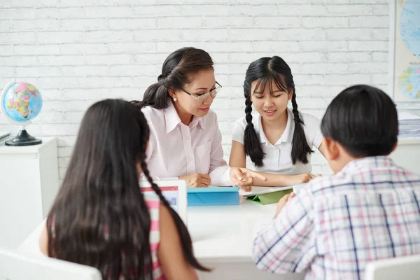 학생 들에 게 뭔가 설명 하는 교사 — 스톡 사진