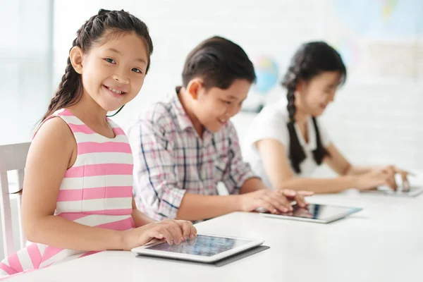 Étudiants utilisant une tablette en classe — Photo