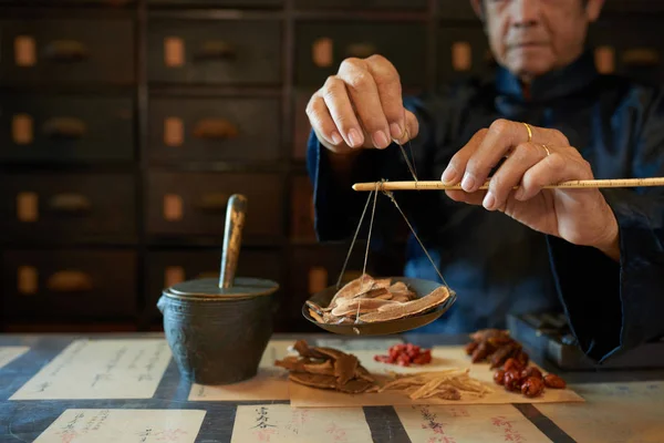 Muž měřící ingredience — Stock fotografie