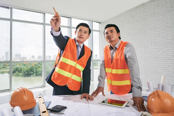 Arquitectos discutiendo construcción de edificios — Foto de Stock