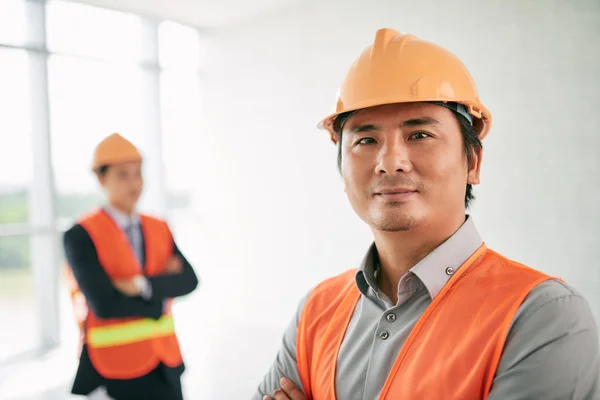 Trabajador de la construcción en hardhat — Foto de Stock