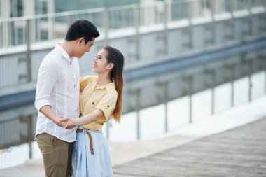 İnsanlar birbirlerine sevgi ile seyir