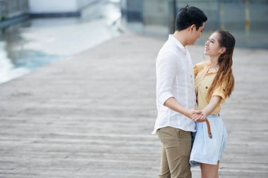 Asya çift açık havada dans