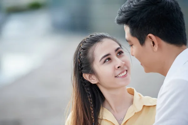 Menina vietnamita olhando para o namorado — Fotografia de Stock