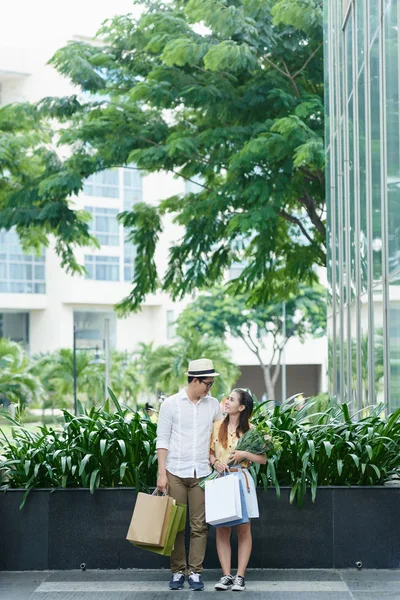 Couple avec sacs à provisions à l'extérieur — Photo