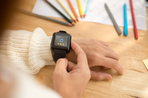 Reloj inteligente en la mano de mujer — Foto de Stock