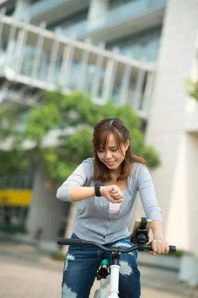 检查她的健康参数的女孩 — 图库照片