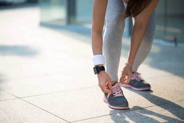 Frau mit smarter Uhr in der Hand — Stockfoto