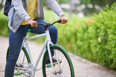 Adam açık havada bisiklet üzerinde