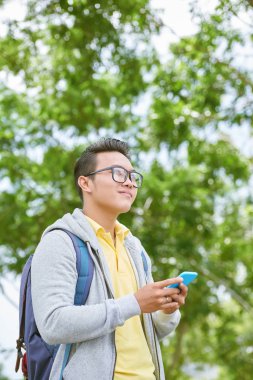 Vietnamca adam ile smartphone