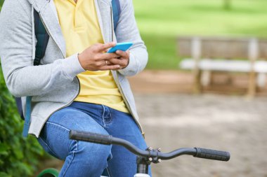 Akıllı telefonu olan genç bir adam.