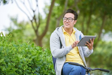 Adam Bisiklet tablet kullanma