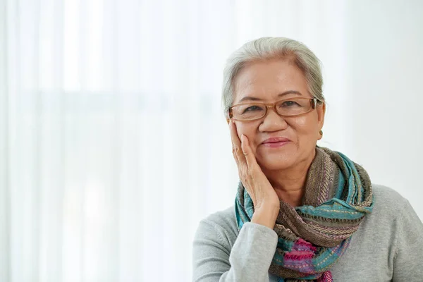 Senior woman smiling at camera — Stock Photo, Image