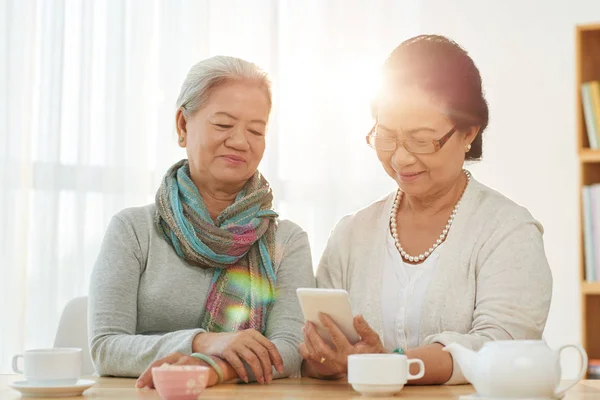 Ledande kvinnliga vänner — Stockfoto