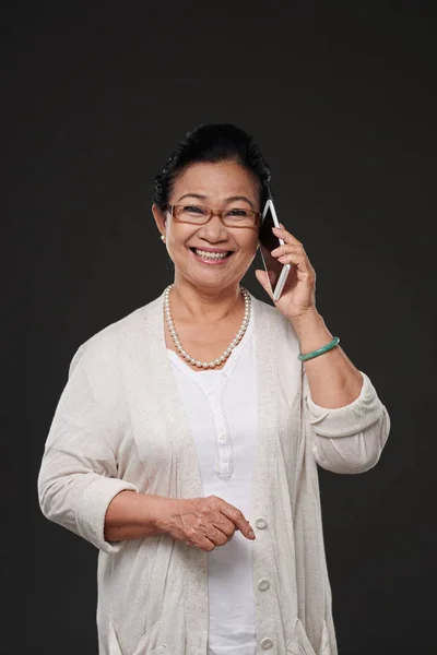 Mujer hablando por teléfono —  Fotos de Stock
