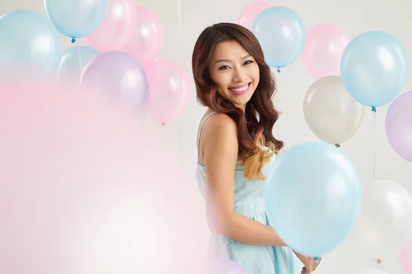 Flicka och pastell ballonger runt — Stockfoto