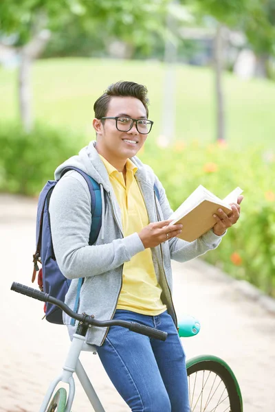 Student mit Buch im Freien — Stockfoto