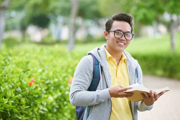 Estudante com livro ao ar livre — Fotografia de Stock