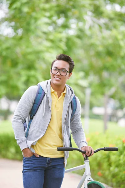 자전거는 야외에서 서 있는 남자 — 스톡 사진