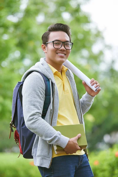 Student med böcker utomhus — Stockfoto