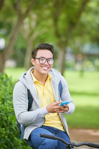 Jovem com smartphone — Fotografia de Stock