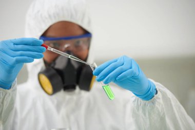 bilim adamı ekleyerek reaktif tüp içinde