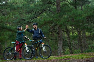 İnsanlar beşlik çakıyor.