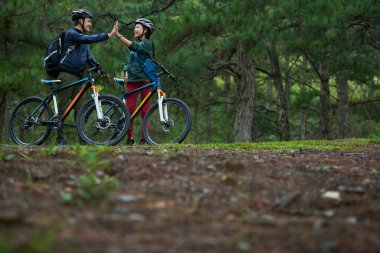 İnsanlar beşlik çakıyor.