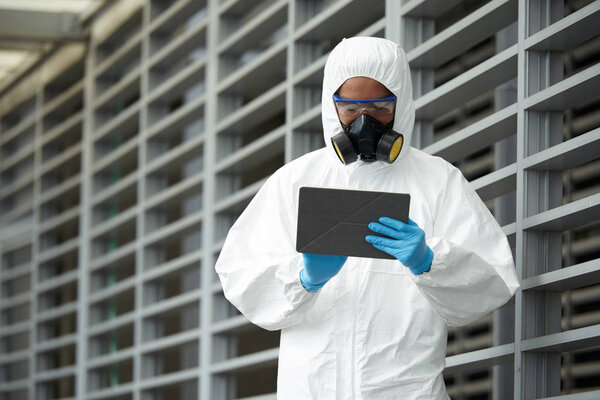 ученый с помощью цифрового планшета
