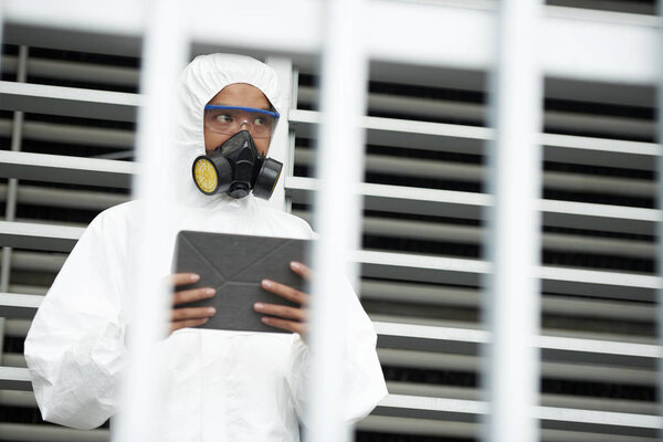 ученый с помощью цифрового планшета
