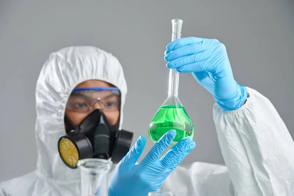 Chemicus werken met reagentia — Stockfoto