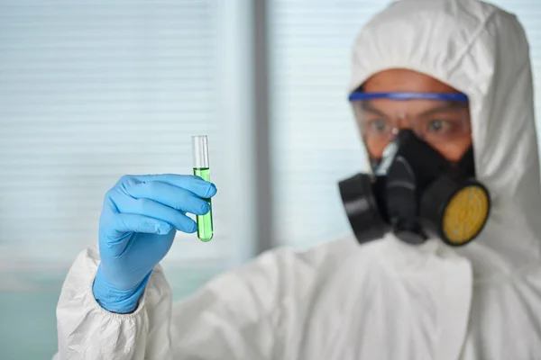 Químico olhando para tubo de ensaio — Fotografia de Stock