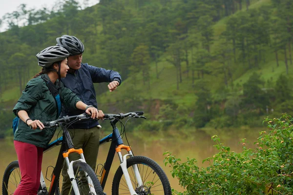 Pareja comprobación de tiempo en el bosque — Foto de Stock