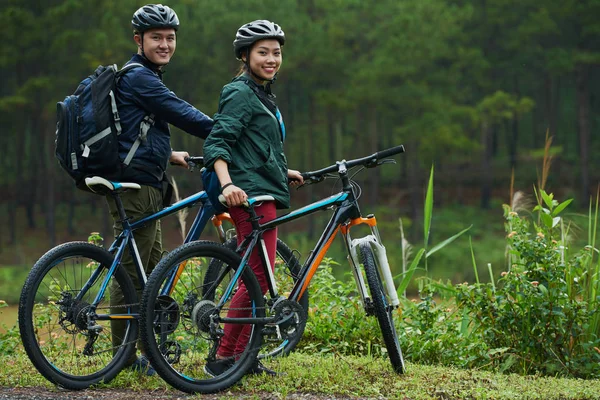 Ciclismo en pareja en carretera forestal — Foto de Stock