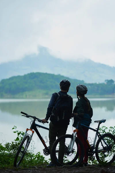 Paret tittar på vackra sjön — Stockfoto
