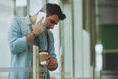 adam telefonla arıyor 