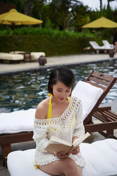 Mujer vietnamita leyendo libro —  Fotos de Stock