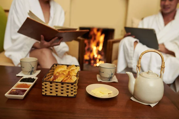 Pareja desayunando en la chimenea —  Fotos de Stock