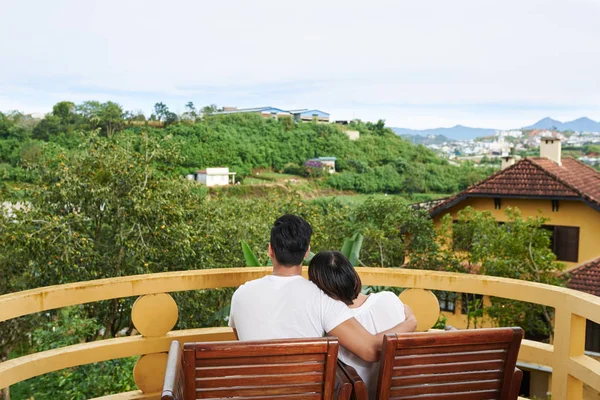 Pareja sentada en balcón —  Fotos de Stock