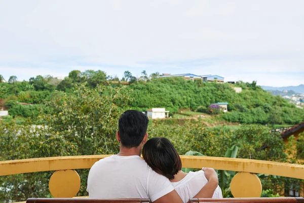 Pareja descansando en balcón — Foto de Stock