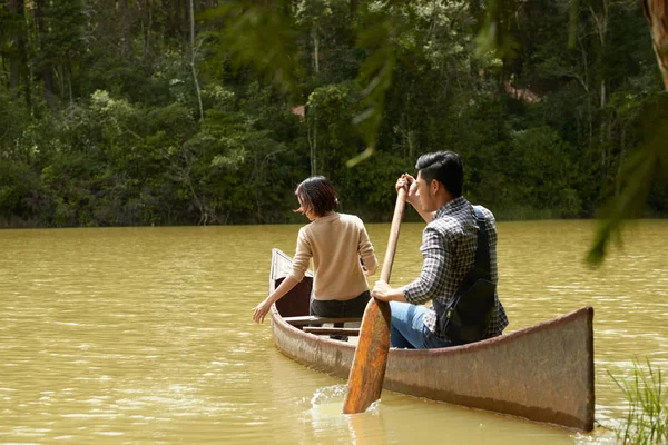 Mladý pár na klidné řeky — Stock fotografie